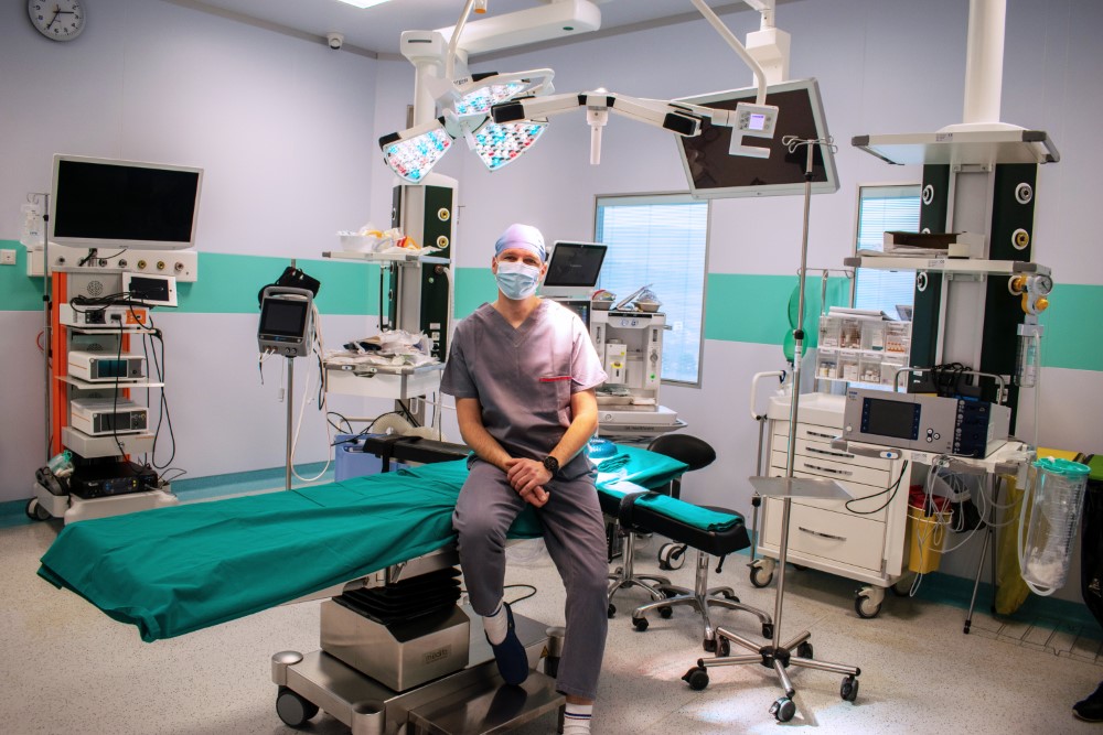 Dr Radu Drasovean si blocul operator pentru chirurgia endocrina laparoscopica si minim invaziva