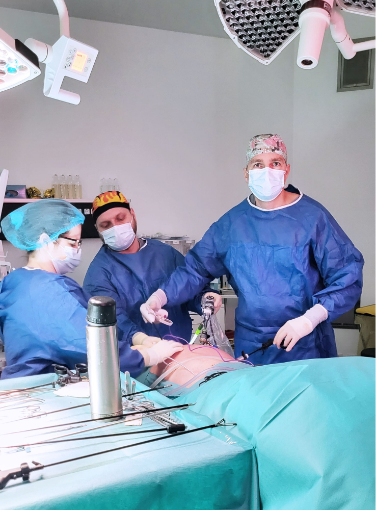 Doctor Radu Drasovean cu asistenții efectuând o chirurgie laparoscopică a herniilor